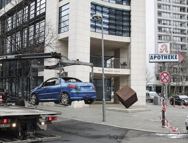 Βερολίνο: Ο 58χρονος που εισέβαλε με αυτοκίνητο στα γραφεία του SPD, είχε αφήσει σάκο με εύφλεκτα υλικά και στο CDU
